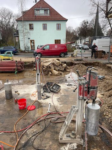 Präzisionsarbeit durch Kernbohrung in der Nähe für Bauprojekte